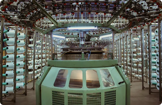 Máquina têxtil em operação na fábrica.