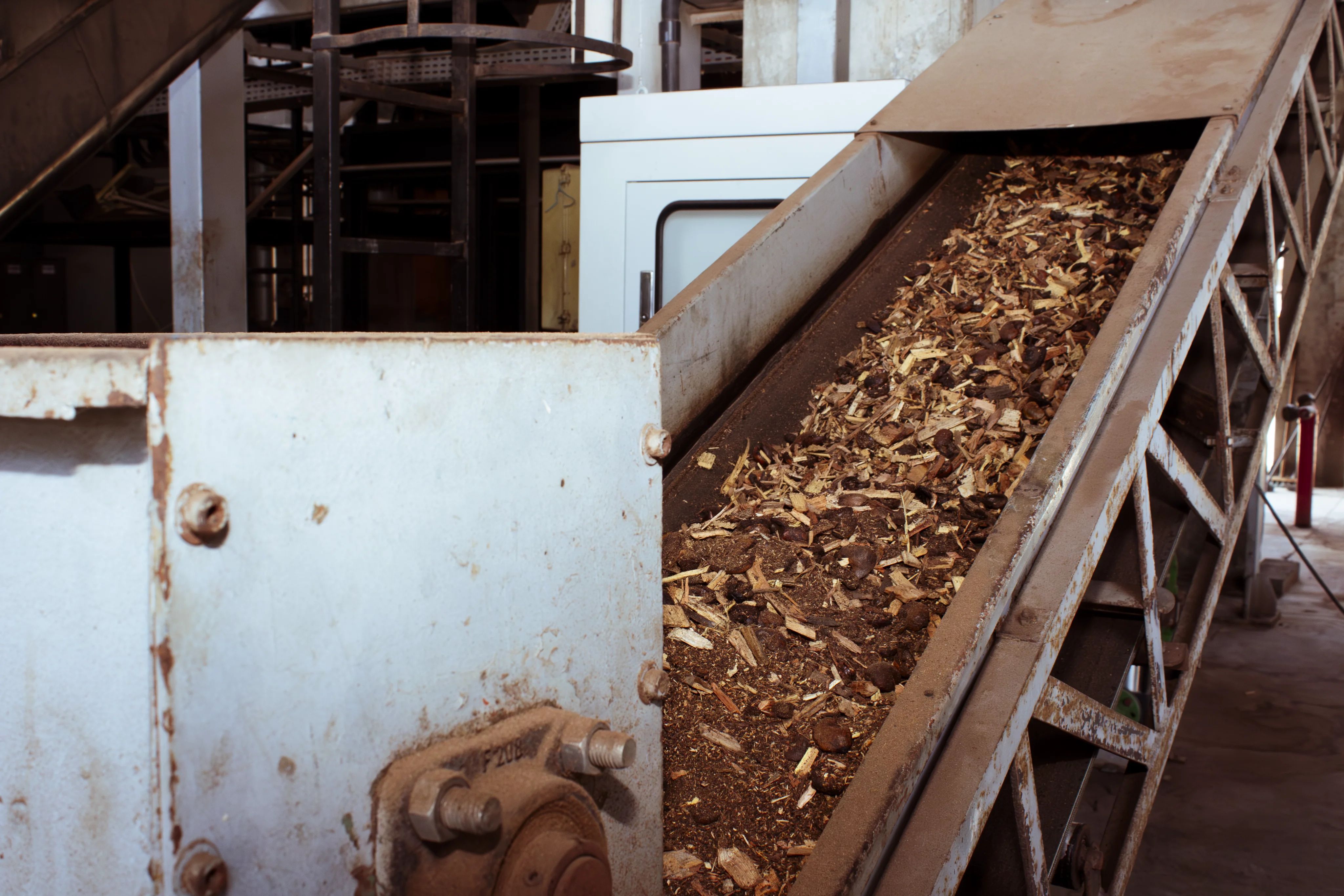 Estrutura industrial com insumos usados no processo sustentável.